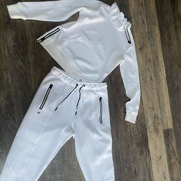 Track suit/ top size small and pants medium - Picture 1 of 3